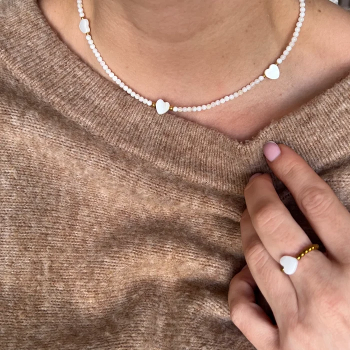 CHOKER Z MASY PERŁOWEJ Z SERDUSZKAMI