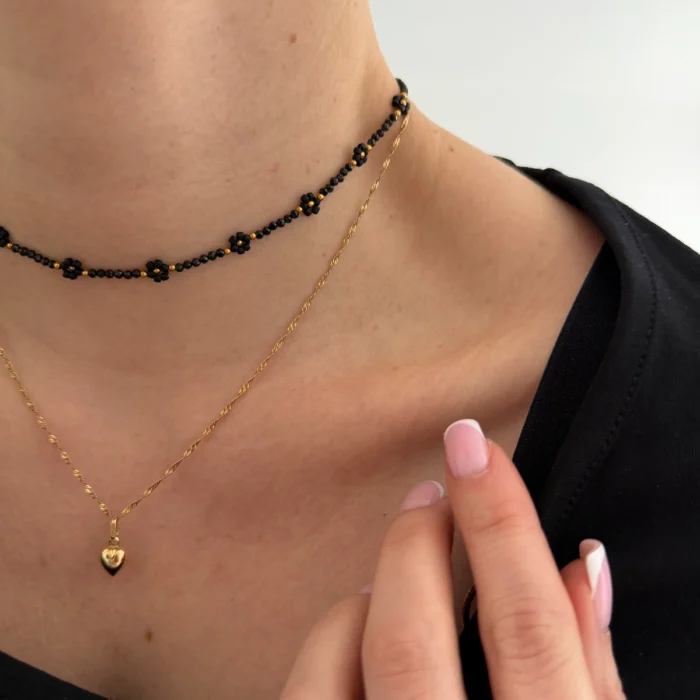 CHOKER Z ONYKSU Z MINI STOKROTKAMI